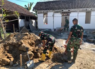 Hebel Depan Rampung, Satgas TMMD Lanjutkan Pengurukan Lantai RTLH Bapak Ladi