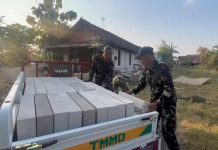 Satgas TMMD Gerak Cepat, Material Renovasi RTLH Kasiman Diangkut dengan Motor Roda Tiga