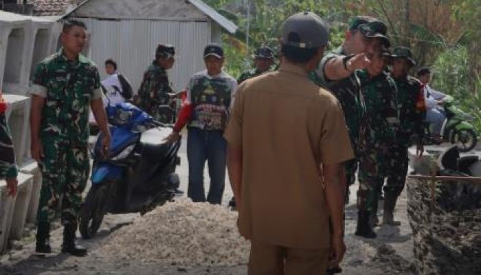 Terik Tak Menghalangi, Dansatgas TMMD Ke-129 Tinjau Langsung Pembangunan Drainase Modern