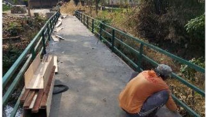 Finishing Pegangan dan Buk Jembatan Dikebut, Satgas TMMD Pastikan Akses Brang Etan Lebih Aman