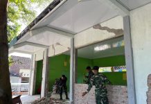 Rehab Sekolah Memasuki Fase Penting, Satgas TMMD Ganti Kusen dan Bongkar Dinding
