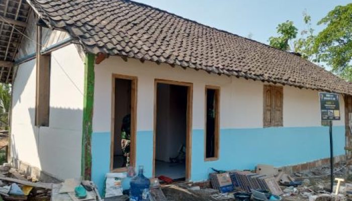 Gotong Royong Bangun Kenyamanan, RTLH Ibu Tini Kini Dilengkapi Keramik