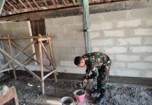 Kompak di Lapangan, Satgas TMMD Buat Adukan Campuran Demi Dinding RTLH Lebih Rapi