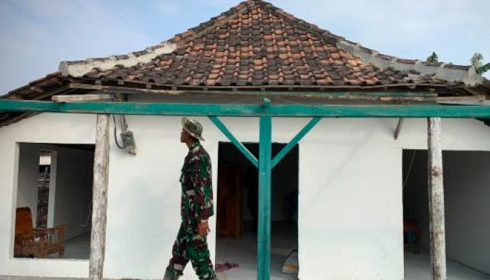 Sentuhan Akhir Penuh Ketelitian, RTLH Program Aladin Bapak Samijan Segera Rampung
