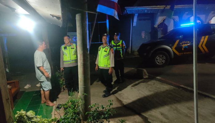 Tingkatkan Keamanan Lingkungan, Kapolsek Brangsong Pimpin Patroli Kamtibmas dan Sambang Siskamling di Desa Sumur