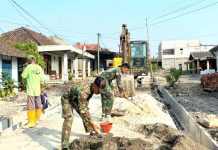 Menembus Terik Demi Pelosok Desa: Satgas TMMD 129 Bojonegoro dan Warga Kesongo Wujudkan Drainase Bebas Banjir