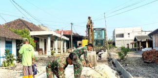 Menembus Terik Demi Pelosok Desa: Satgas TMMD 129 Bojonegoro dan Warga Kesongo Wujudkan Drainase Bebas Banjir