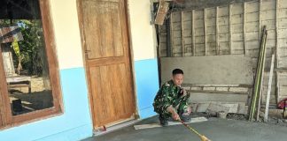Ketelitian Demi Kualitas: Satgas TMMD 129 Bojonegoro Sulap Sapu Lidi Jadi Tekstur Lantai Aman dan Rapi