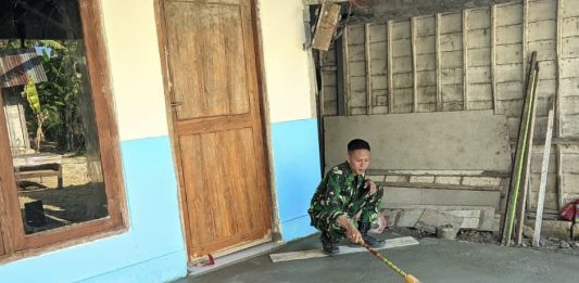 Ketelitian Demi Kualitas: Satgas TMMD 129 Bojonegoro Sulap Sapu Lidi Jadi Tekstur Lantai Aman dan Rapi