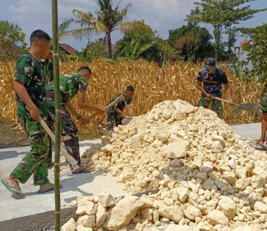 Menyulam Asa di Ujung Beton Kesongo: Ketika Peluh Satgas TMMD 129 Bojonegoro dan Warga Menyatu Tanpa Kenal Hari Libur