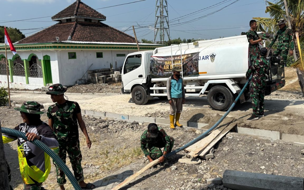 Senyum Mengembang: Satgas TMMD 129 Bojonegoro Grojok Air Bersih Door to Door di Kesongo