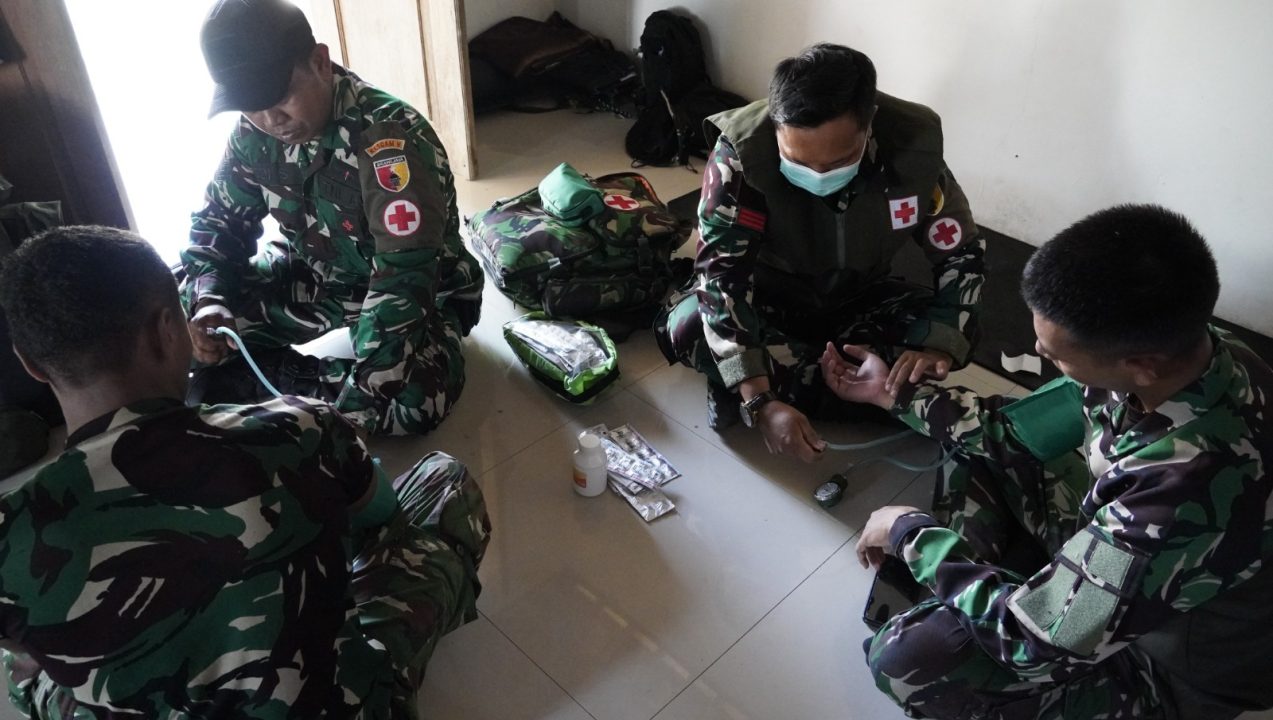 Menjaga “Napas” Pembangunan: Cerita Kemanusiaan dan Kesigapan Tim Kesehatan Satgas TMMD 129 Bojonegoro