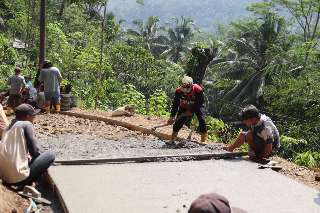 Pak Sakum Jadi Teladan Semangat Gotong Royong Hidupkan TMMD