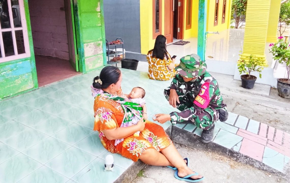 Menyapa Hati di Teras Rumah: Cara Babinsa Kesongo Rajut Kebersamaan di TMMD 129 Bojonegoro