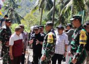 Dari Desa untuk Pendidikan Kades Gumelem Kulon Kenalkan Kepala SDN 6 kepada Tim Wasev TMMD