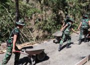 Angkong Jadi Andalan Gotong Royong TNI dan Warga Tak Kenal Lelah di Gumelem Kulon