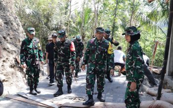 Melihat dari Dekat Jalan Harapan Warga Tim Wasev Tinjau Rabat Beton TMMD di Gumelem Kulon