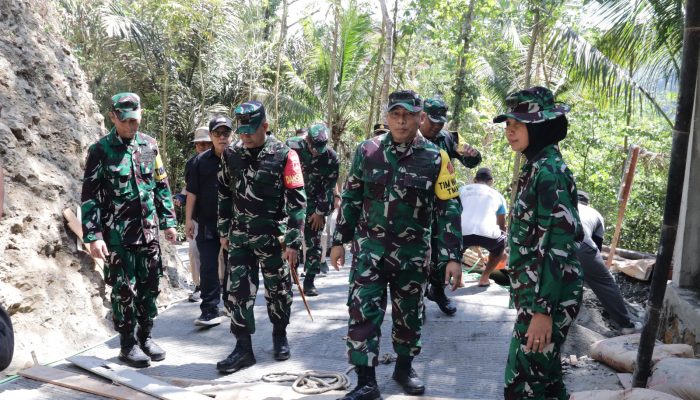 Melihat dari Dekat Jalan Harapan Warga Tim Wasev Tinjau Rabat Beton TMMD di Gumelem Kulon