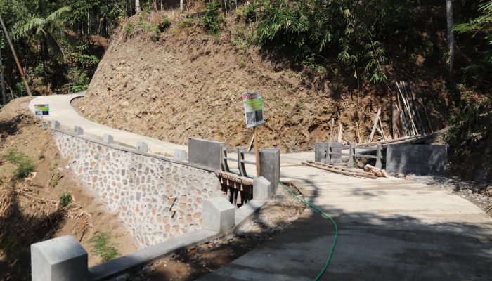 Tinggal Pengecatan Enam Plat Beton TMMD Gumelem Kulon Hampir Sempurna