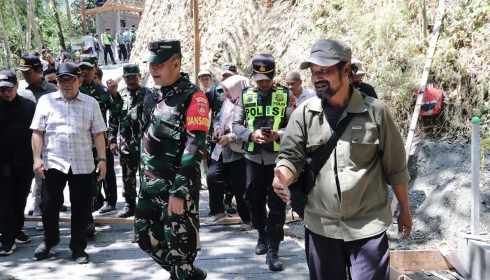 Tak Kenal Lelah di Lapangan Panlak Wondo Dampingi Dandim Pantau Rabat Beton TMMD