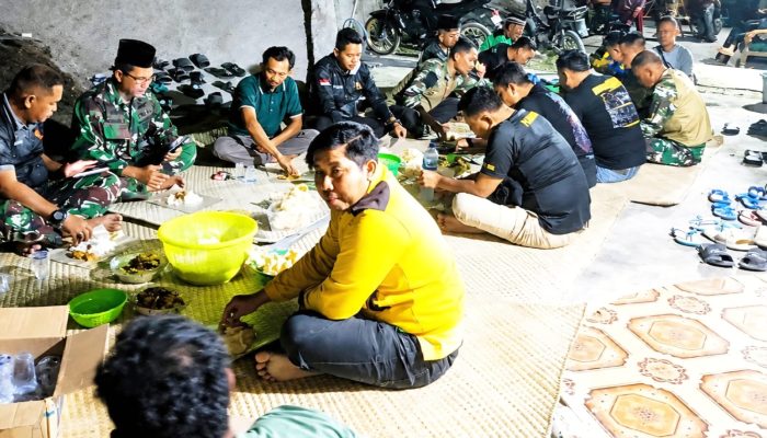 Kemanunggalan TNI-Rakyat: Warga Kesongo Gelar Makan Bersama Rayakan Kesuksesan TMMD 129 Bojonegoro