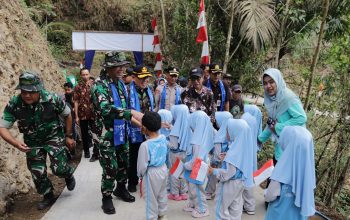 Sambutan Hangat Anak PAUD Warnai Penutupan TMMD Reguler ke-129 di Gumelem Kulon
