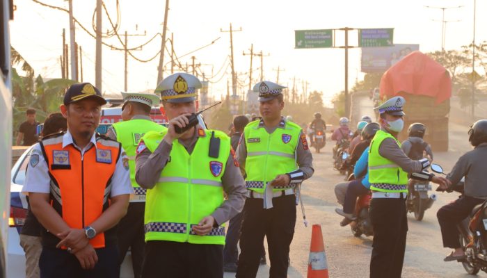 Pantura Batas Kendal-Semarang Jadi Langganan Truk Parkir, Warga Resah