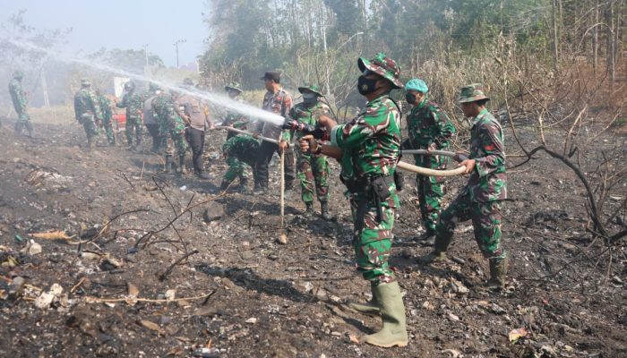 Personel Kodim Kendal dan Tim Gabungan Intensifkan Pendinginan TPA Darupono Pasca Kebakaran Hari Ketiga