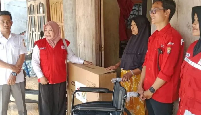Sinergi PMI Kendal dan Pemdes Pagerdawung Penyerahan Bantuan Kursi Roda untuk Warga Dusun Dermani