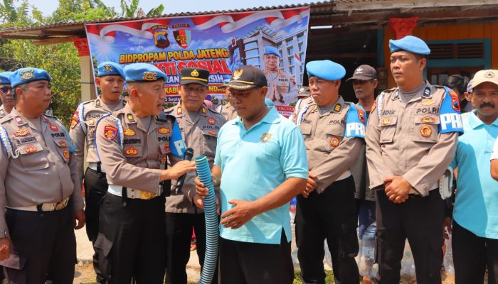 Baksos HUT Propam Polri, Polisi Distribusikan Dua Tangki Air Bersih di Desa Tejorejo Kendal