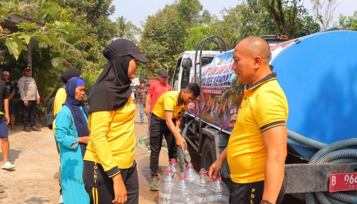 Polres Kendal Bantu Warga Kalipuru Hadapi Krisis Air Bersih Akibat Kemarau