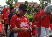 Bappeda Kota Bengkulu Turun Langsung Bagikan Bendera Merah Putih Bersama Wali Kota