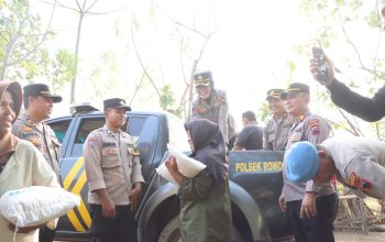 Kapolres Kendal Salurkan 150 Kg Beras untuk 30 KK di Gempolsewu