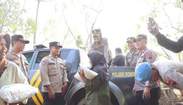 Kapolres Kendal Salurkan 150 Kg Beras untuk 30 KK di Gempolsewu