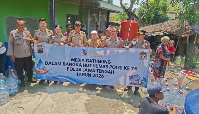 Warnai HUT Humas Polri ke-75, Bidhumas Polda Jateng Salurkan 16.000 Liter Air Bersih untuk Warga Jabungan