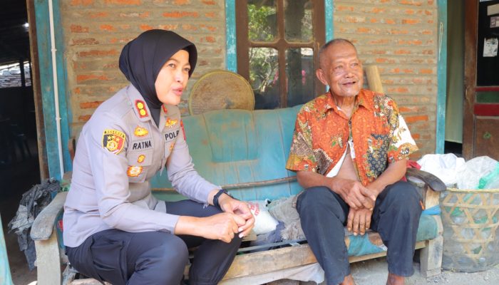 Kapolres Kendal Sambangi Warga Sendangkulon, Salurkan Bansos untuk 50 Orang