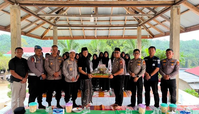 Polres Mukomuko Peringati Hari Santri 2026, Serahkan Tumpeng ke Dua Pesantren